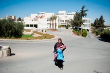  Eine-Mutter-mit-ihrem-kranken-Kind-vor-dem-Caritas-Baby-Hospital-Bethlehem-–-Foto-Meinrad-Schade