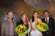 Bildlegende: Der Baumeler-Preis geht an Daniela Born (links) und Anna Koller. Flankiert werden die beiden Gewinnerinnen von Michael Mettler (links), CEO Baumeler Reisen, und René Zeier, Leiter Höhere Fachschule für Tourismus Luzern HFT.
