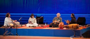 Die Instrumentalisten von Remember Shakti auf der Bühne v.l.n.r. Zakir Hussain (Tablas), U. Shrinivas (Mandoline), John McLaughlin (E - Gitarre), V. Selvaganesh (Kanjira, Ghatam, Mridangam)