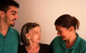 Pflegeleiterin Andrea Ott im Gespräch mit einer Bewohnerin