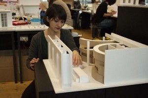 Modell von Studentin Tanja Seiler: Runde Wände teilen das Schlafzimmer und die Küche vom Rest des Wohnraumes ab. (Bild Deborah Stoller)
