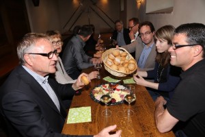 Beim anschliessenden Apéro, vorne links Bauvorsteher Bruno Bucher