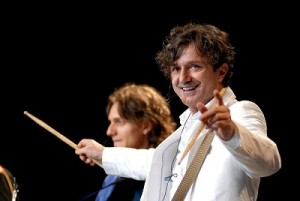 Der serbische Rockstar Goran Bregovic dirigiert seine Band