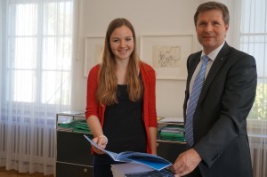  Finanzdirektor  Marcel Schwerzmann und Céline Renggli, Kauffrau in Ausbildung beim  Finanzdepartement