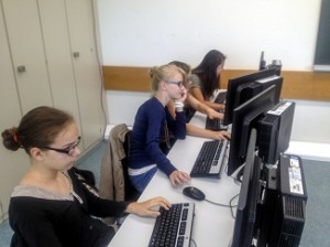 Schülerinnen der KS Sursee beim Informatikunterricht