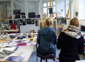 Im Gestalterischen Vorkurs an der Hochschule Luzern werden die verschiedensten künstlerischen und gestalterischen Methoden vermittelt, beispielsweise Malerei. (Bildnachweis: Hochschule Luzern)