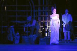 My Fair Lady: Eliza Doolittle (Eveline Suter) im Scheinwerferlicht, (Copyright swiss image)