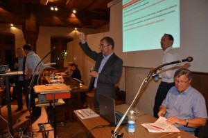 Stadtpräsident Beat Leu dirigiert die Versammlung