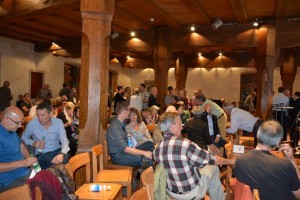 Während des Timeouts wird heftig debattiert unter den Anwesenden
