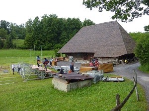 Tribünenbau für Ueli der Knecht vor der wunderschönen Kulisse des Hauses aus Madiswil im Ballenberg, Freilichtmuseum der Schweiz