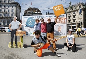 IGSU / Clean-Up-Day, Plakat-Bekenner-Aktion beim Schwanenplatz in Luzern mit dem Putztüüfeli sowie Bernhard Jurt, Leiter Tiefbauamt Stadt Luzern (schwarzes Hemd). Bild: Mischa Christen