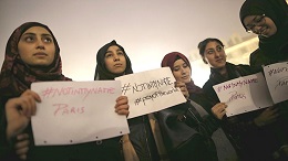 Muslimische Mädchen in Turin zeigen ihre Solidarität mit den Opfern in Paris. © Marco Bertorello/AFP/Getty Images