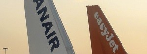 (FILES) A file picture taken on July 6, 2015 shows an Airbus in British low-cost airline EasyJet livery (R) and a Boeing in Ireland's low-cost carrier Ryanair (L) on the tarmac at the Lille-Lesquin airport, northern France. Budget airlines Ryanair and EasyJet have both reported on January 7, 2016 a net growth in passenger traffic in 2015, with the Irish company exceeding the symbolic threshold of 100 million passengers. AFP PHOTO / DENIS CHARLET