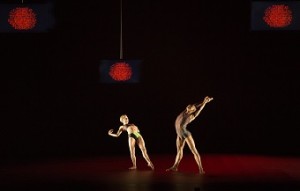 Die Company Wayne McGregor verströmt futuristische Eleganz. (Foto © Ravi Deepres)