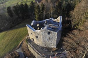 Restaurierte Burgruine Nünegg als historisch interessantes Ausflugsziel im Seetal.