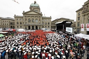 Zum Auftakt der Jubiläumsaktivitäten des Schweizerischen Roten Kreuzes bilden gegen 3000 seiner Freiwilligen, Mitarbeitenden und Gäste ein rotes Kreuz auf dem Bundesplatz., Foto : obs SRK