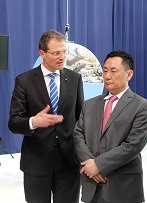 Regierungspräsident Reto Wyss erläutert Geng Wenbing, Boschafter der Volksrepublik China in der Schweiz, die Entwicklungsschwerpunkte in der Agglomeration Luzern.