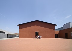 Außenansicht Schaudepot, gelegen auf dem Vitra Campus gegenüber dem Feuerwehrhaus von Zaha Hadid, Foto © Vitra Design Museum, Julien Lanoo