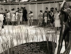 Innenhof Garderobengebäude während ei-nes Apéros, historische Aufnahme Quelle: Privatalbum Fred Hausheer (Direktor der Bürgenstock-Hotellerie in den 1960er-Jahren)